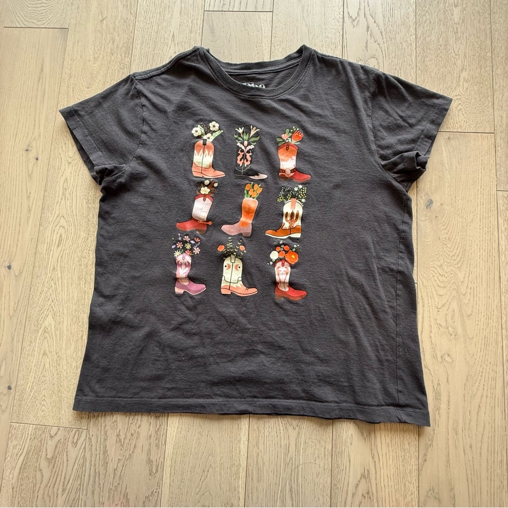 ✨5 for $60✨ Black Graphic Cowboy Boots Flowers T-Shirt Size Medium